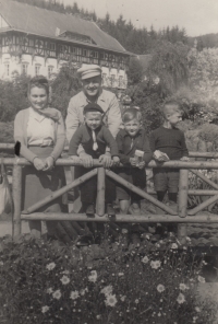 Rodina Kutalova na výletě v Luhačovicích, 1948