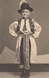 Jiří Kutal ve slováckém kroji, 1948