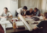 Jiří Kutal (druhý zprava) s kolegy z Barumprojektu pracovně v Istanbulu, 1972