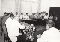 Nový ředitel Barumprojektu Jiří Kutal – uprostřed s kravatou, Zlín, 1989