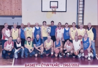 Jiří Kutal (spodní řada uprostřed) – fotografie hráčů basketbalu scházejících se každý čtvrtek, Zlín, 2012