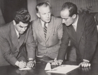 Návštěva francouzských obchodních partnerů ve firmě Exico ve Zlíně, otec Josef Kutal uprostřed, 1950