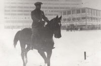 Otec Jiřího Kutala Josef ve Zlíně, v pozadí tržnice a obchodní dům, 1938