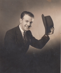 Otec Josef Kutal, reklamní fotografie, 1939