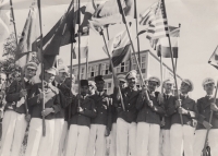Vyřazení mladých mužů z Baťovy školy práce – Josef Kutal pátý zprava. Mladí muži drží vlajku země, kam budou odesláni pracovat, Zlín, 1. máj 1938