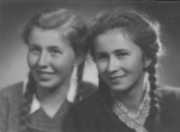 Růžena Černíková se svou sestrou Věrou, 1944