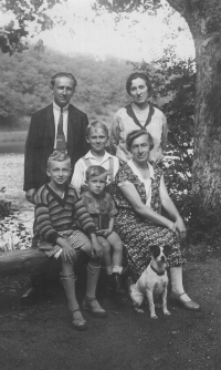 Rodina Smetáčkova – příbuzní – před jejich restaurací, cca 1930