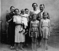 Širší rodina pamětnice, zleva: teta Věra, Lída s Liduškou, maminka Anna, babička, Jiří Beneš, dědeček, vpředu: Růžena Černíková v pruhovaném, vpravo vedle ní sestra Věra, 1937