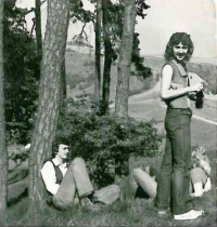 Zdeněk Hejduk (s fotoaparátem) po maturitě