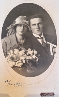 Rodiče paní Stříhavkové, Václav a Anna Stehlíkovi, na svatební fotografii, rok 1924
