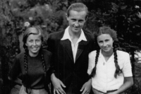 Růžena Černíková, její bratranec Eduard Vaněk a její sestra Věra, 1945