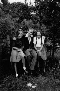 Růžena Černíková s bratrancem a sestrou Věrou