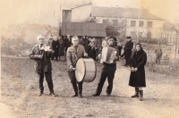 Rodina Horňakových. Na fotografii: dědeček, soused, strýc a matka Vasyla Horňaka. Lanovyči, meziválečné Polsko