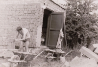 Karel Pašek při stavbě svého domu (1981)

