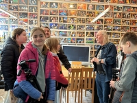 Žákovský tým při natáčení se Zdeňkem Hejdukem pro projekt Příběhy našich sousedů, 2024