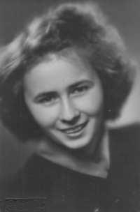 Portrét Růženy Černíkové na školní tablo (1947–1948)