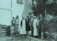 V klášterní zahradě se sestrou Teodorou a dalšími 