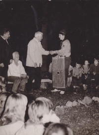 Uragán předává Stopařovi střediskovou vlajku (1990)
