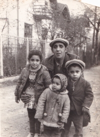 Vasyl a Marija Horňakovi se svým otcem. Boryslav, začátek 80. let 20. století