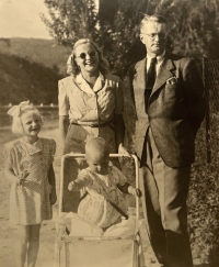 Alena Winterová (vlevo) s rodiči a sestrou Evou Pourovou, 1944