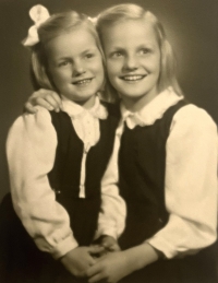 Desetiletá Alena Winterová (vpravo) se sestrou Evou Pourovou