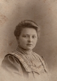 Babička Hermína Hoňková, asi 1910