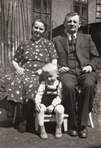 Bratr s babičkou a dědečkem v Mariánských Horách