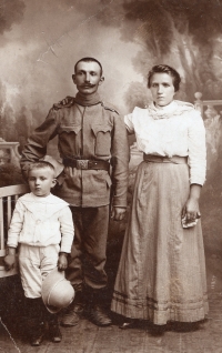 Dědeček Karel Lubojacký s manželkou Janou a tatínkem pamětnice Vratislavem, 1914