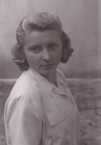Drahomíra Ťápalová, rozená Srnová, 1944 (16 let)
