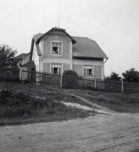 Dům pamětnice, v okně maminka, 50. léta