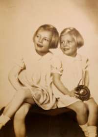 Pamětnice (vpravo) se starší sestrou Emmou ve fotoateliéru v Kladně