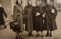 Pamětnice (vpravo) s maminkou (druhá zprava) a sestrou Emmou (vlevo)