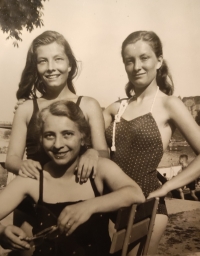 Pamětnice (vlevo) se sestrou Emmou a maminkou na plovárně (pamětnice byla celý život výbornou plavkyní)