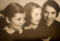 Pamětnice (vlevo) se sestrou Emmou a maminkou
