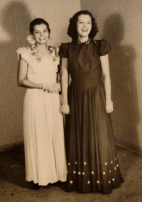Pamětnice (vlevo) se sestrou na maturitním plese v roce 1950