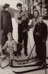 Pamětnice (druhá zprava na lyžích) s manželem Josefem Kouteckým, který drží syna Emmy Davida, sestrou Emmou (vpravo), jejím nejstarším synem Pavlem a se sestřenicí Janou (vpravo)