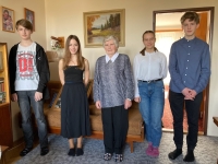 Jarmila Omesová s žáky při nahrávání pro projekt Příběhy našich sousedů, 2024