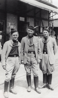 Otec pamětnice (uprostřed) s kamarády Hyklem a Šoltisem, 1948