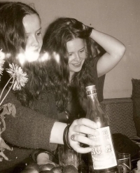 Pamětnice (vlevo) se sestrou