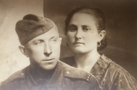 Fotografie s maminkou. Montáž, maminka je za tatínkem na fotografii (1943) 