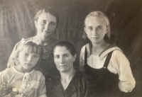Sestry Pirklovy s maminkou v Melitopolu. Poldina nejstarší vlevo nahoře