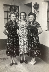 Sestry Pirklovy při návštěvě Poldiny v Hodonicích (1956)