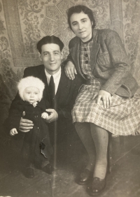 Poldina Semančinová s manželem a nejstarší dcerou Verunkou, která zemřela ve třech letech. Pochovaná je v Novinách Českých.