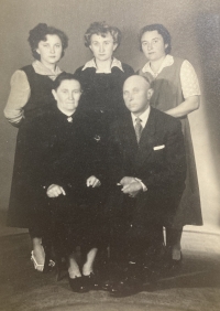 Sestry Pirklovy s rodiči