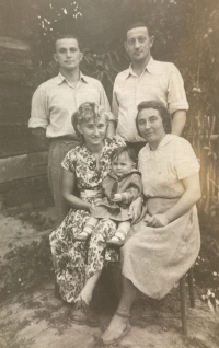 Poldina Semančinová a sestra Věra Burianová s manželi