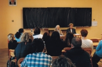 Blanka Čílová s Hankou Truncovou při přednášce ve škole, Gymnázium Nová Paka, rok 2008