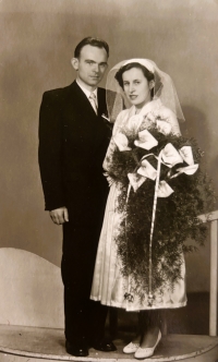 Svatební foto novomanželů Chrástkových. 8. února 1958