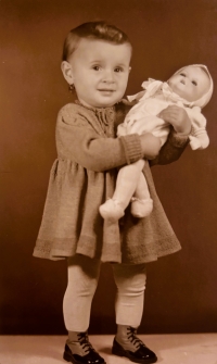 Helena Chrástková v batolecím věku, 40. léta dvacátého století 