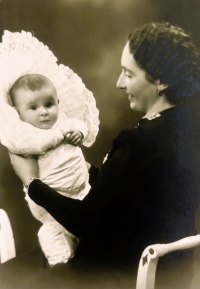 Helena Chrástková s maminkou, 1939