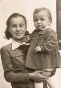 Helena Chrástková se sestrou Janou, 50. léta dvacátého století 